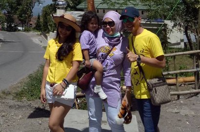 Adik Ayu Ting Ting Dibully Pakai Hotpants saat Ziarah ke Makam Mbah Maridjan