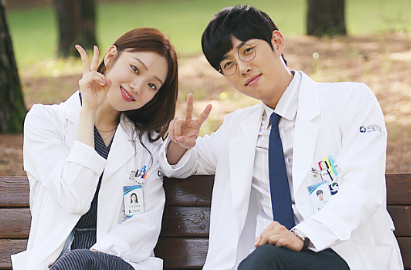 Jadian di 'Doctors', Baek Sung Hyun Pamer Foto Rangkul Mesra Lee Sung Kyung