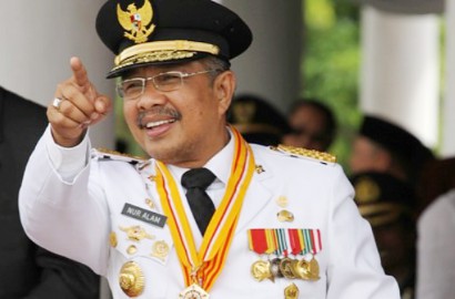 Jadi Tersangka Korupsi, Beredar Meme Gubernur Sultra Bareng Artis Ini