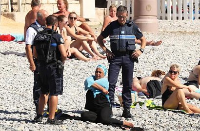 Paksa Wanita Buka Burkini di Pantai, Polisi Perancis Tuai Hujatan
