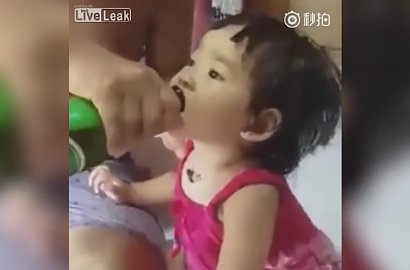Gila, Beredar Video Seorang Ayah Beri Minum Bir untuk Bayinya