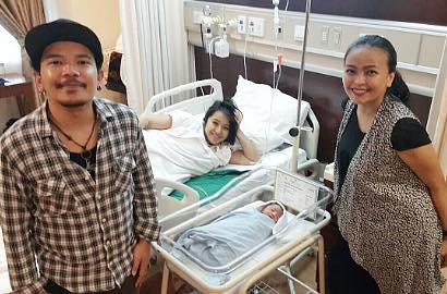 Digendong Tantri, Intip Lucunya Anak Pertama Chua Kotak