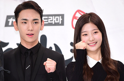 Tampil Formal, Key dan Jung Chae Yeon Serasi di Jumpa Pers 'Drinking Solo'