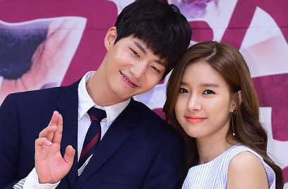 Jumpa Pers 'Our Gab Soon', Mesranya Song Jae Rim Genggam Tangan Kim So Eun