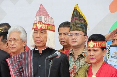 Topi Khas Batak Jokowi Tuai Kontroversi, Begini Tanggapan Pemprov Sumut