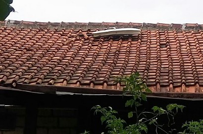 Pintu Pesawat Cessna Timpa Atap Rumah Warga di Jagakarsa, Begini Penampakannya