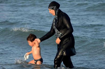 Tuai Kontroversi, Perancis Tunda Larangan Burkini di Pantai