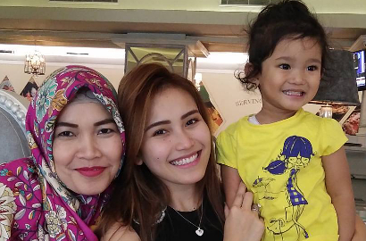 Pamer Vila, Ibunda Ayu Ting Ting Kembali Disindir Soal Izin Bangunan