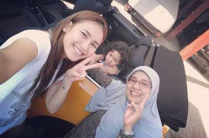 Ibu Tak Sengaja Bongkar 'Kebohongan' Ayu Ting Ting Soal Hadiah Mini Cooper?