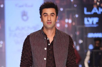 Pesta Bareng Akshay Kumar, Ranbir Kapoor Kepergok Cium Mesra Cowok Ini