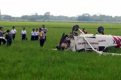 Terbalik di Sawah, Begini Kronologi Jatuhnya Pesawat Latih di Cirebon