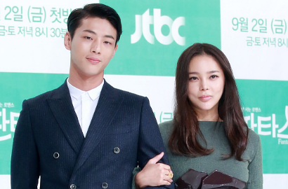 Pamer Rambut Klimis, Ji Soo Gandeng Park Si Yeon di Jumpa Pers 'Fantastic'