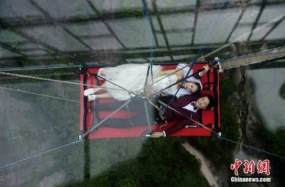 Ngeri Abis, Pasangan Ini Lakukan Foto Pernikahan di Jembatan Kaca