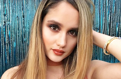 Berjemur Sambil Berbikini Seksi, Cinta Laura Langsung Banjir Pujian Netter