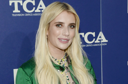 Tampil Berani, Emma Roberts Jalani Pemotretan Tanpa Penutup Dada