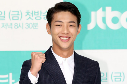 Pakai Jas Hingga Kaos Lusuh, Ji Soo Ganteng Mempesona di 'Fantastic'