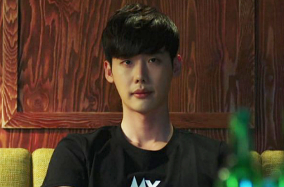 Meski Bersimbah Darah, Lee Jong Suk Tetap Elus Mesra Han Hyo Joo di 'W'