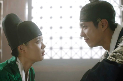 Bertabur Sakura, Park Bo Gum-Kim Yoo Jung Saling Tatap Mesra di 'Moonlight'
