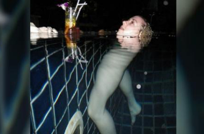 Viral, Foto Wanita Tanpa Tubuh di Kolam Renang Ini Bikin Netter Bingung