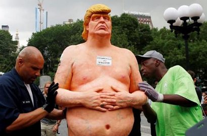 Patung Donald Trump Telanjang Dilelang Untuk Amal, Minat?
