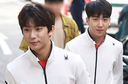 Baik Hati, Baro-Gongchan B1A4 Traktir Fans Camilan di 'ISAC 2016'