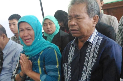 Minta Maaf, Orangtua Pelaku Bom Gereja Medan Menangis