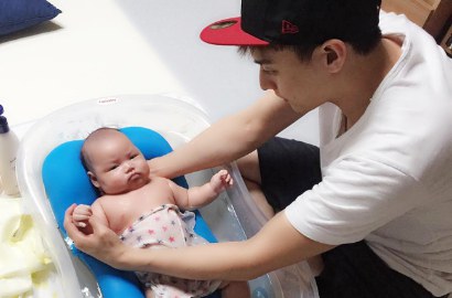 Posting Foto Mandikan Bayi, Eli U-KISS Banjir Pujian