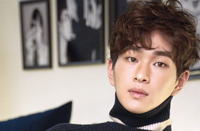 Bikin Syok Fans, Onew SHINee Jatuh Hingga Cidera Kaki Saat Konser