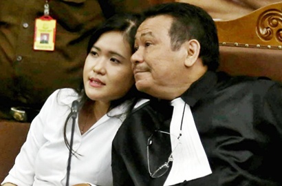 Hadir di Persidangan, Ibu Jessica Wongso Menangis