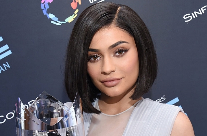 Kylie Jenner Tampil Unyu Sambil Pamer Warna Rambut Baru, Tambah Seksi?