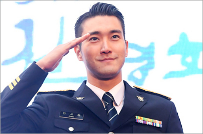 Bikin Kangen, Intip Foto Ganteng Terbaru Siwon SuJu Pakai Seragam di Acara Kepolisan