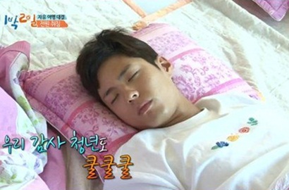 Bikin Haru, Park Bo Gum Pakai Kaos Pendukung Korban Perkosaan Perang di '2D1N'