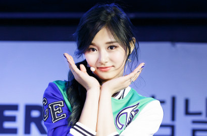 Seperti Tak Pakai Rok, Tzuyu Gegerkan Pengunjung Bandara