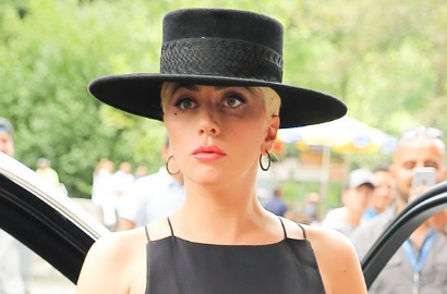 Syuting Video Klip di Padang Pasir, Lady GaGa Tampil Seksi
