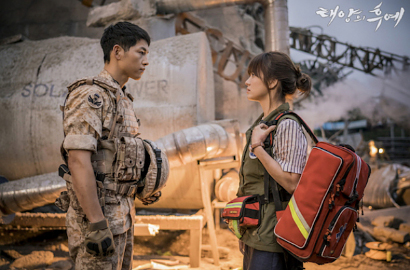 'Descendants of the Sun' Rilis Medali Emas Song Couple Ciuman