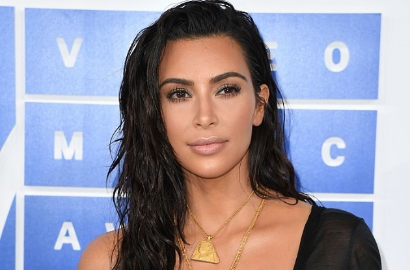 Pamer Lekuk Tubuh, Kim Kardashian Pose Menggoda Pakai Baju Renang