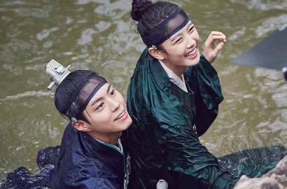 Park Bo Gum Sedih, Kim Yoo Jung Hampir Nangis di Foto Adegan 'Moonlight'