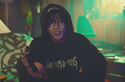 Bikin Pesta Rusuh Hingga Tampil Topless, Intip Kerennya Bobby di MV 'HOLUP'