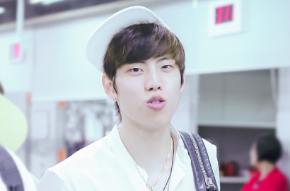 Kembali ke Konser, Dongwoo Bikin Fans Nangis Saat Cerita Tentang Ayahnya