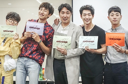 Syuting 'Entourage' Naik Mobil Keren, Lee Kwang Soo cs Lomba Ganteng?