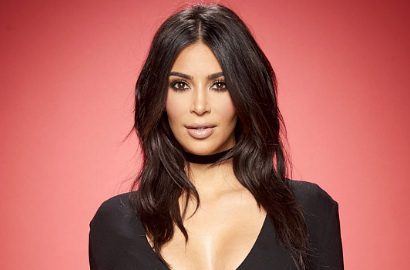 Astaga! Kim Kardashian Pamer Dada Pakai Bra Transparan dan Boot Plastik