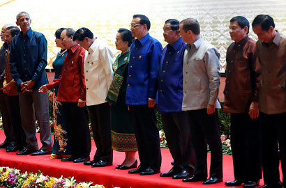 Sempat Bersitegang, Akhirnya Obama Bisa Ketemu Duterte di Vientiane