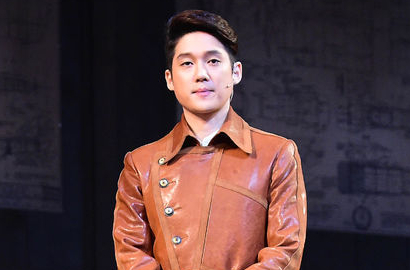 Digelar Diam-Diam, Begini Manisnya Foto Pernikahan Song Chang Eui