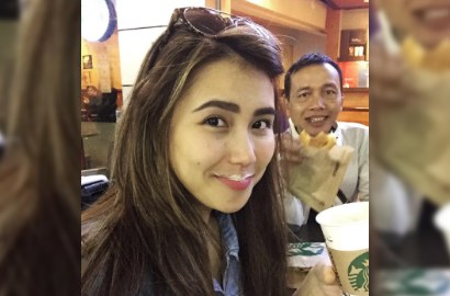 Beredar Foto Wanita Mirip Ayu Ting Ting Cium Bibir Ayahnya, Netter Langsung Heboh