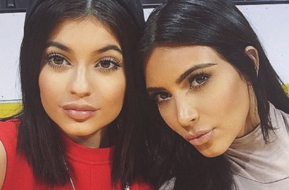 Kim K-Kyle Jenner Kompak Pakai Baju Belahan Dada Terbuka, Seksi Siapa?