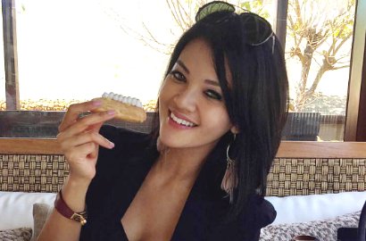 Jalani Pemotretan, Farah Quinn Pose Seksi dan Pamer Belahan Dada
