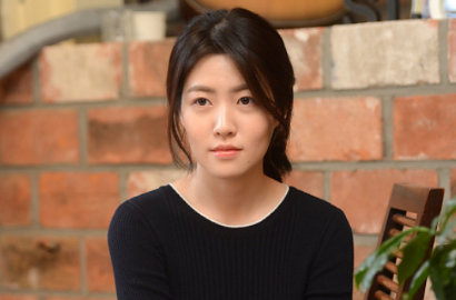 Manisnya Shim Eun Kyung Tampil Semangat di Foto Adegan 'Queen of Walking'