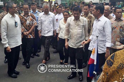 Blusukan ke Tanah Abang, Begini Gaya Kompak Jokowi dan Duterte