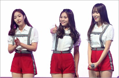 Jadi Model Iklan Lipstick, G-Friend Pose Seperti Ini