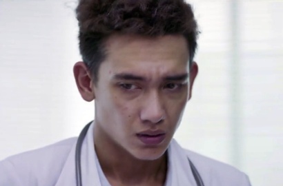 Adipati Dolken Berusaha Bangunkan Pasien di 'Catatan Dodol Calon Dokter'